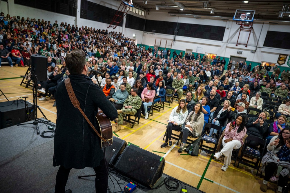 USO Holiday Tour  Boosts Troop, Community Morale at NSA Naples Italy