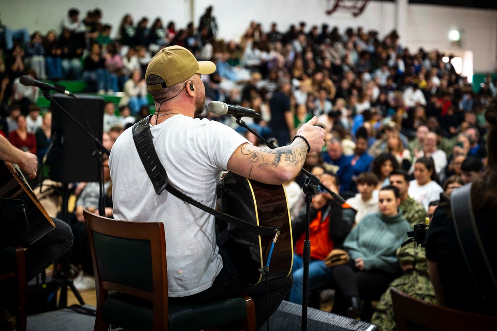 USO Holiday Tour  Boosts Troop, Community Morale at NSA Naples Italy