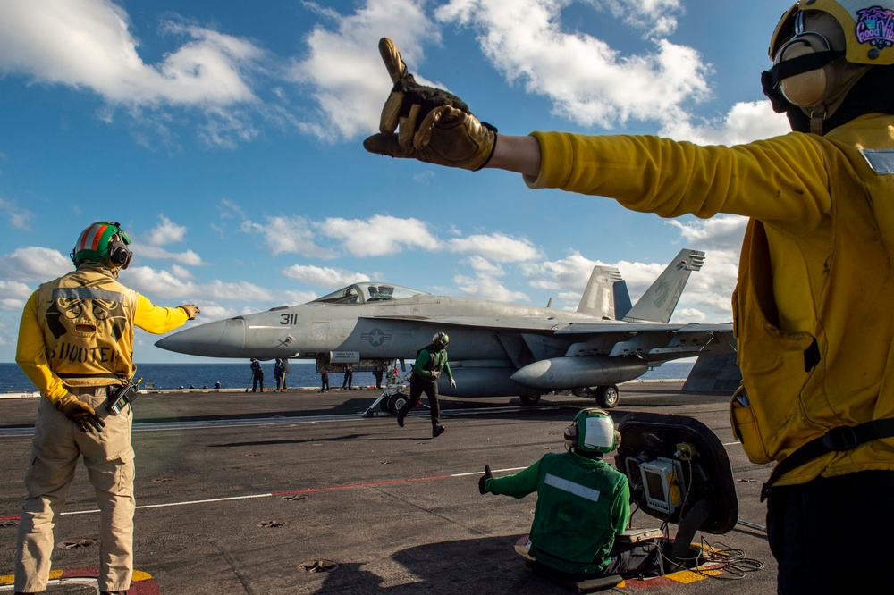 USS Carl Vinson (CVN 70) Conducts Routine Flight Operations in the Philippine Sea