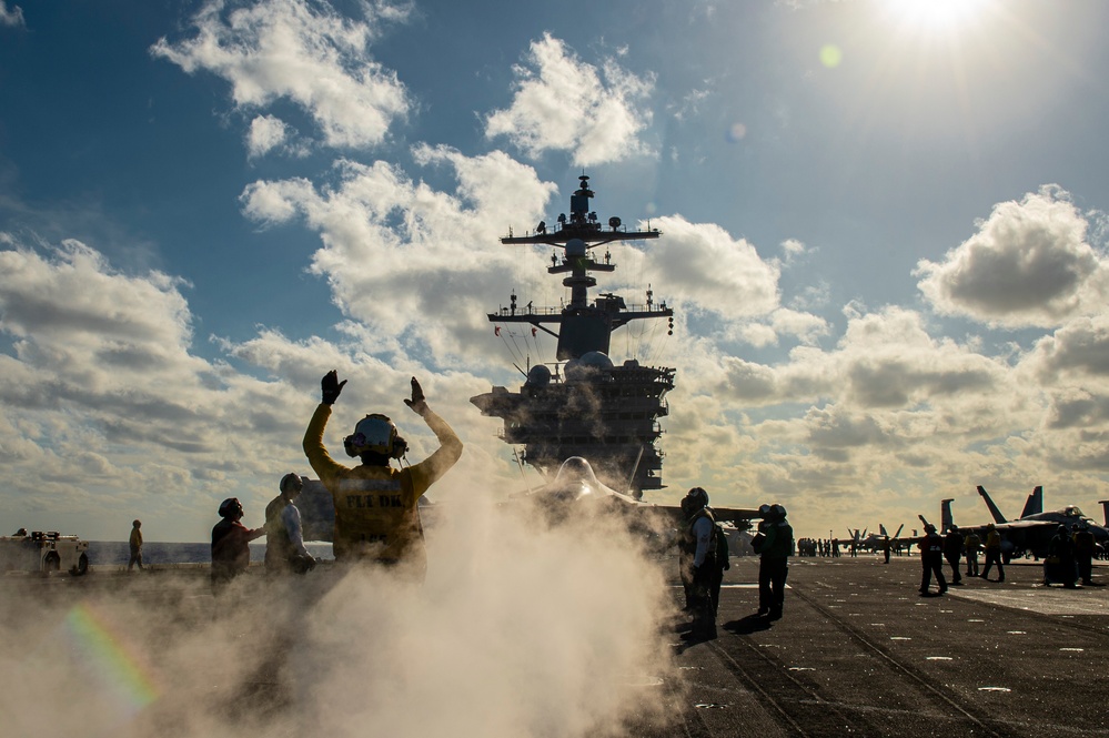 USS Carl Vinson (CVN 70) Conducts Routine Flight Operations in the Philippine Sea