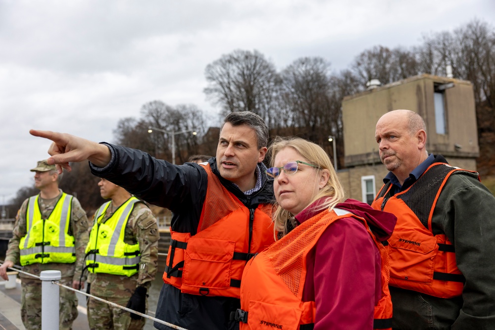 Great Lakes and Ohio River leadership visits Pittsburgh District