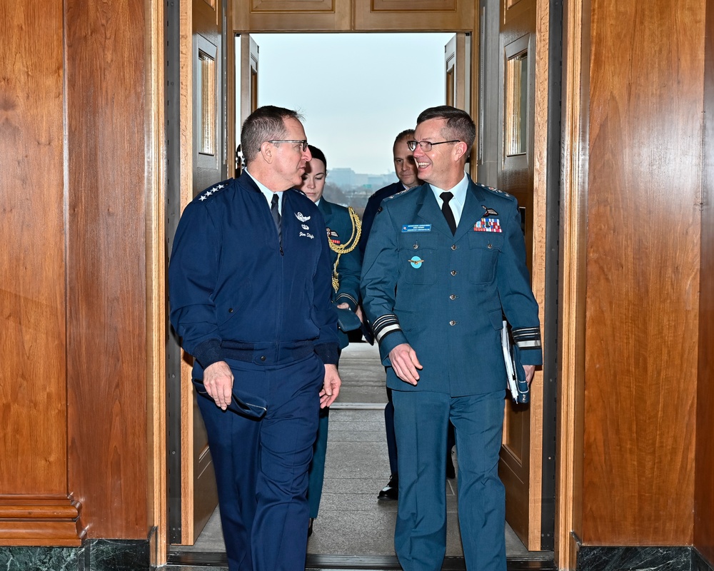 VCSAF Slife meets Canada Lt. Gen. Kenny