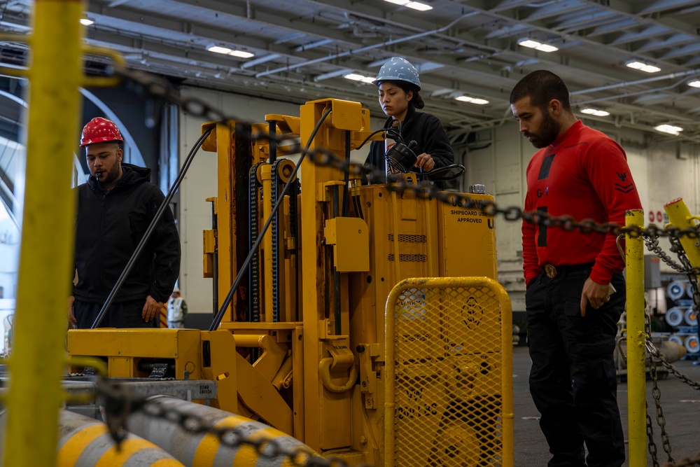 USS Abraham Lincoln conducts ammunition transfer with USNS Washington Chambers