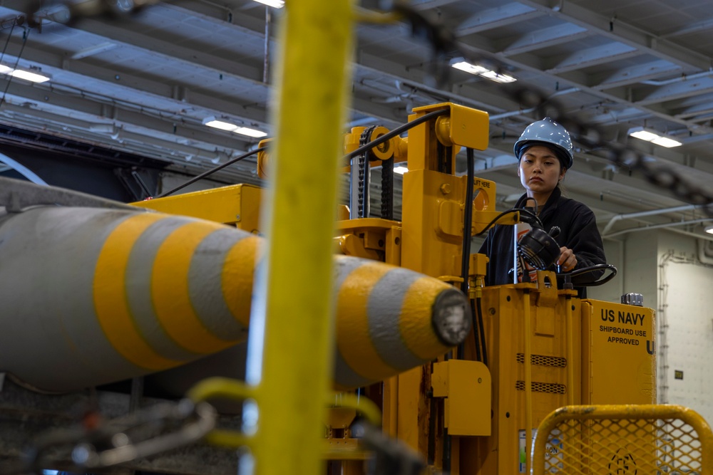 USS Abraham Lincoln conducts ammunition transfer with USNS Washington Chambers