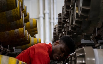 USS Abraham Lincoln conducts ammunition transfer with USNS Washington Chambers