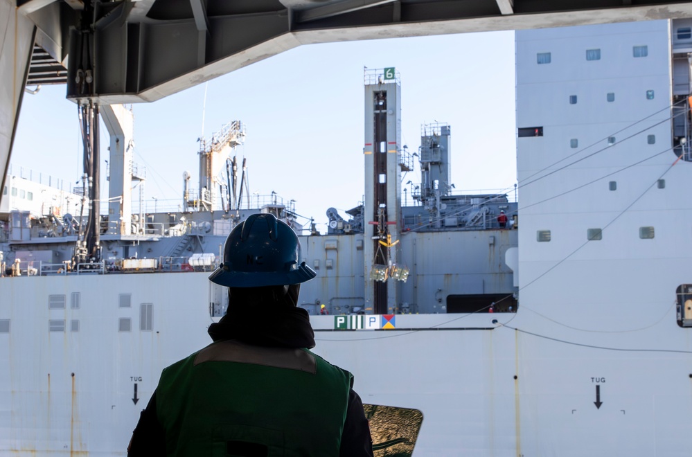 USS Abraham Lincoln conducts ammunition transfer with USNS Washington Chambers