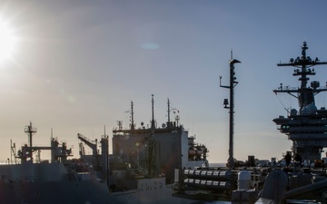 USS Abraham Lincoln conducts ammunition transfer with USNS Washington Chambers