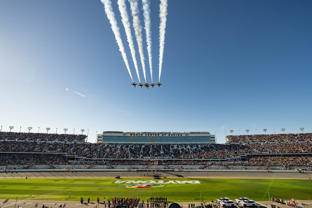 Thunderbirds roar over Daytona 500