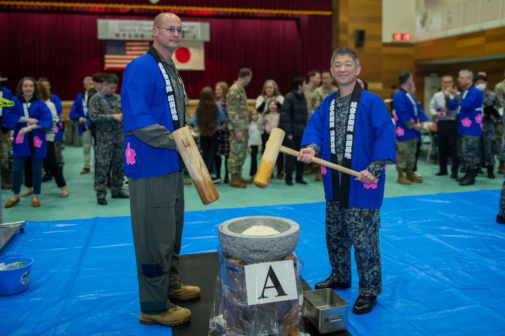 JASDF hosts annual mochi-pounding ceremony