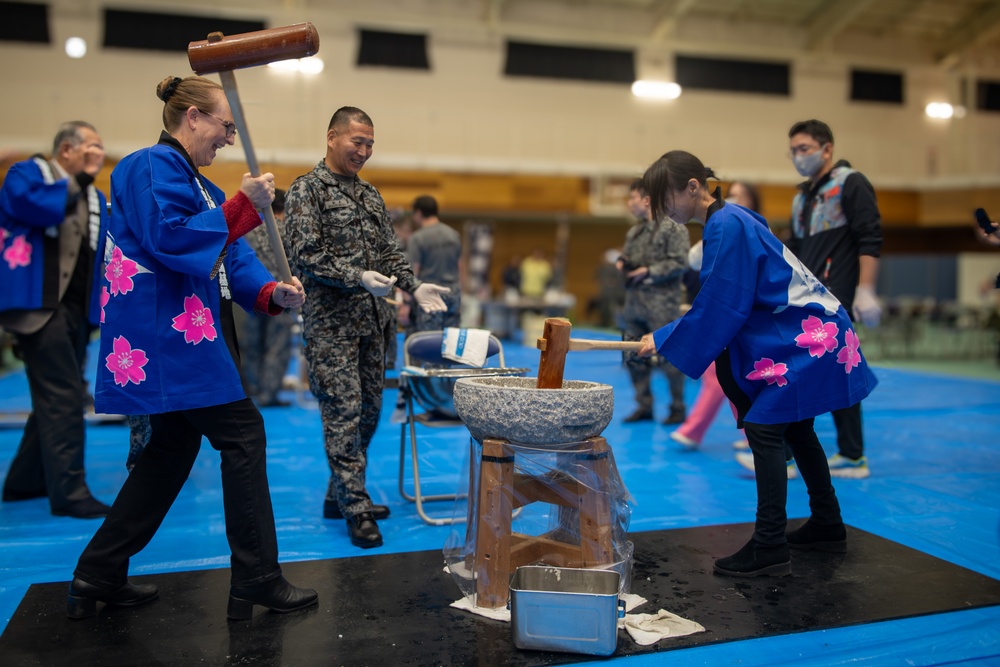 JASDF hosts annual mochi-pounding ceremony