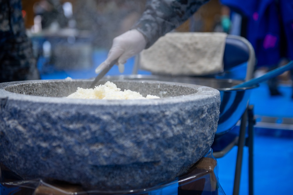 JASDF hosts annual mochi-pounding ceremony