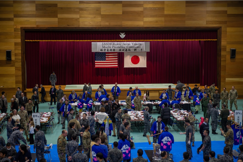 JASDF hosts annual mochi-pounding ceremony