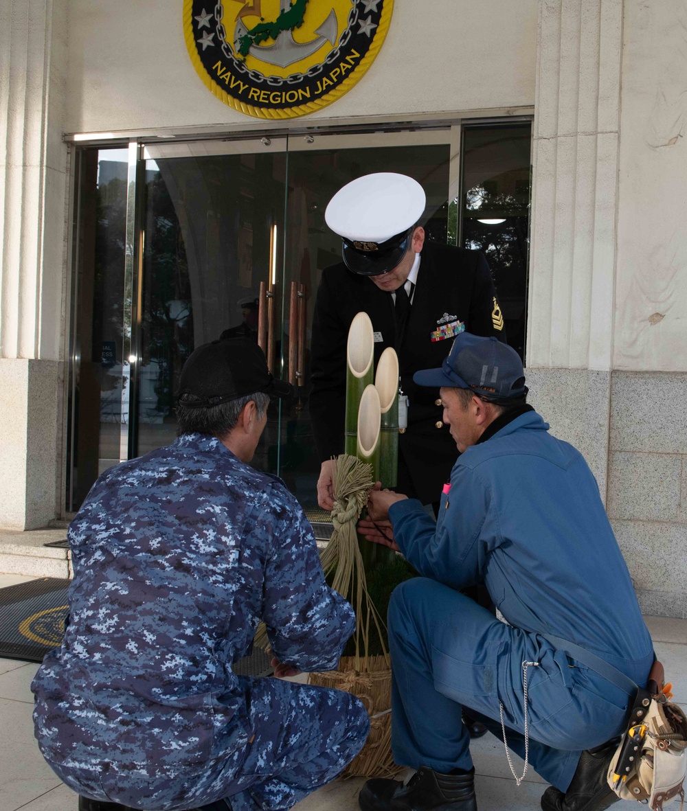 U.S. Navy Chief Petty Officers, JMSDF Chief Petty Officers Conduct Kadomatsu Exchange