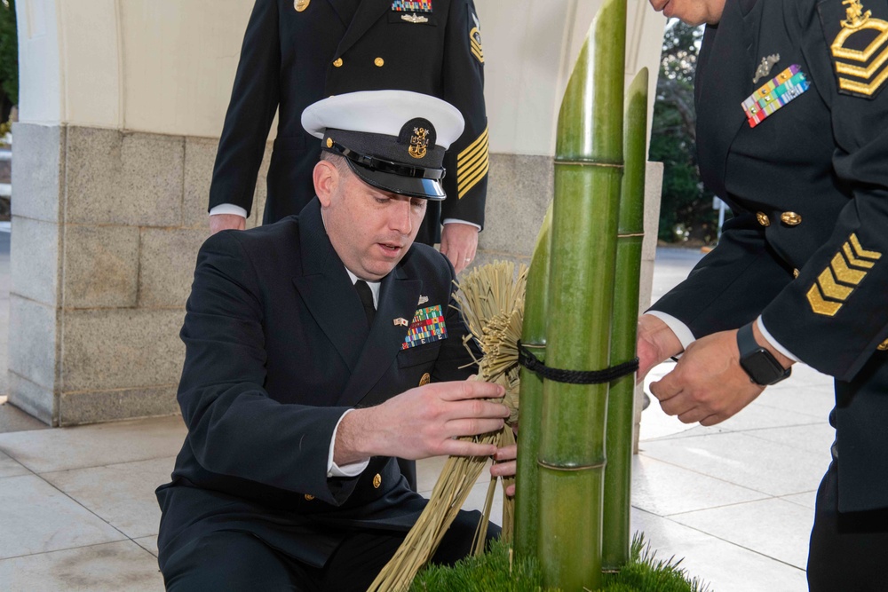 U.S. Navy Chief Petty Officers, JMSDF Chief Petty Officers Conduct Kadomatsu Exchange