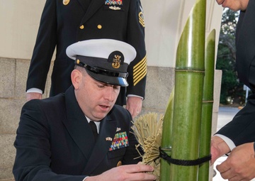 U.S. Navy Chief Petty Officers, JMSDF Chief Petty Officers Conduct Kadomatsu Exchange