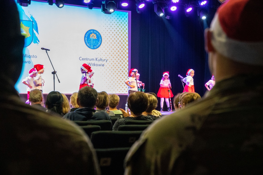 Troopers go caroling in Poland