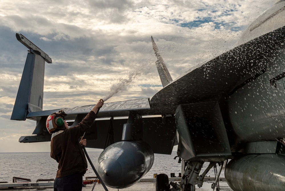 USS Carl Vinson (CVN 70) Conducts Routine Flight Operations in the Philippine Sea