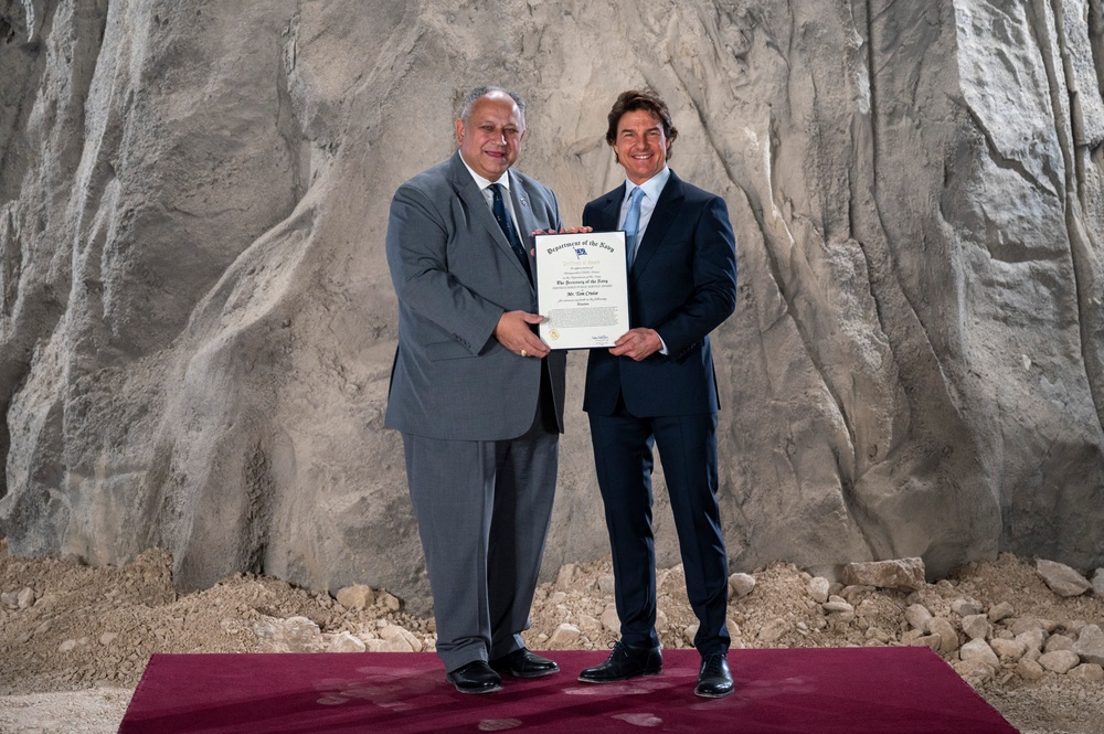 SECNAV Gives Distinguished Public Service Award to Mr. Tom Cruise