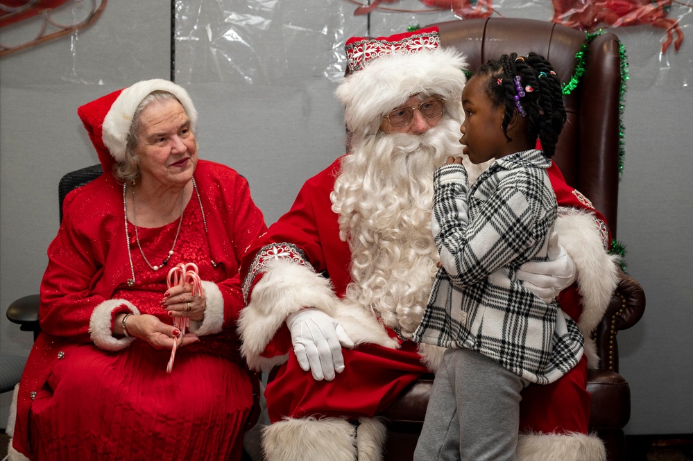 Naval Medical Center Portsmouth holds Annual Children’s Hematology/Oncology Christmas Party