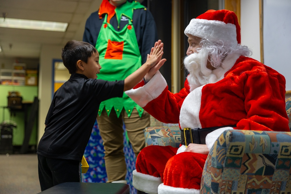 Service Members Deliver Toys in Kotzebue