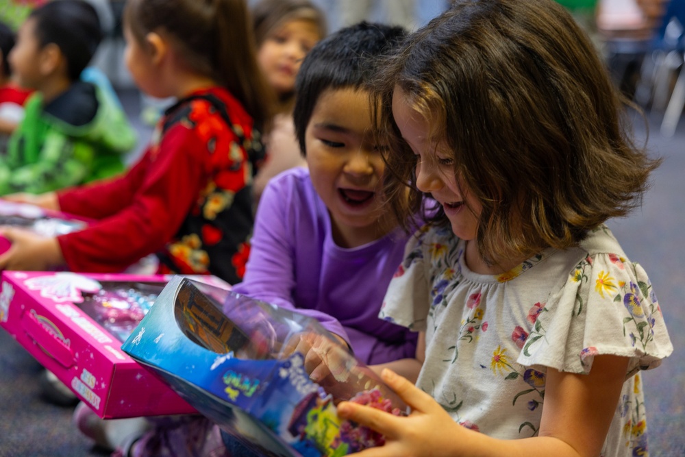 Service Members Deliver Toys in Kotzebue