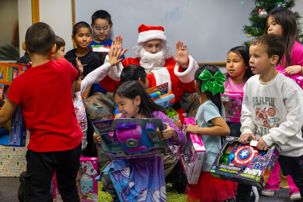 Service Members Deliver Toys in Kotzebue