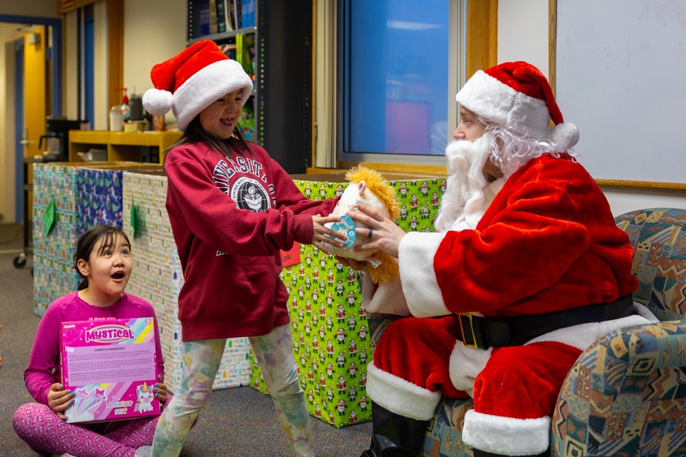 Service Members Deliver Toys in Kotzebue