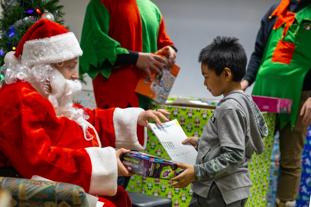 Service Members Deliver Toys in Kotzebue