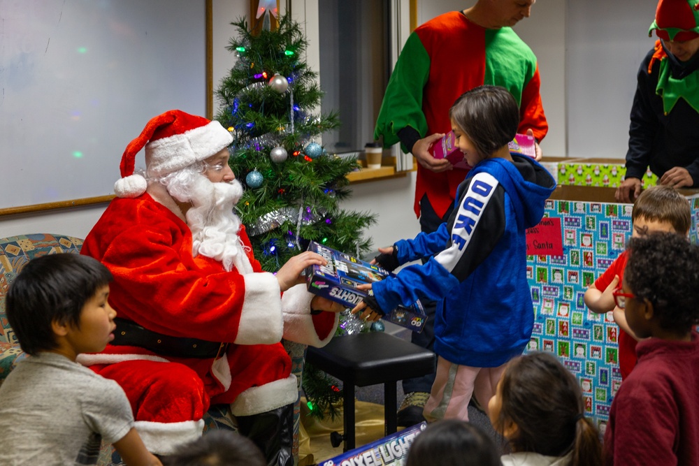 Service Members Deliver Toys in Kotzebue