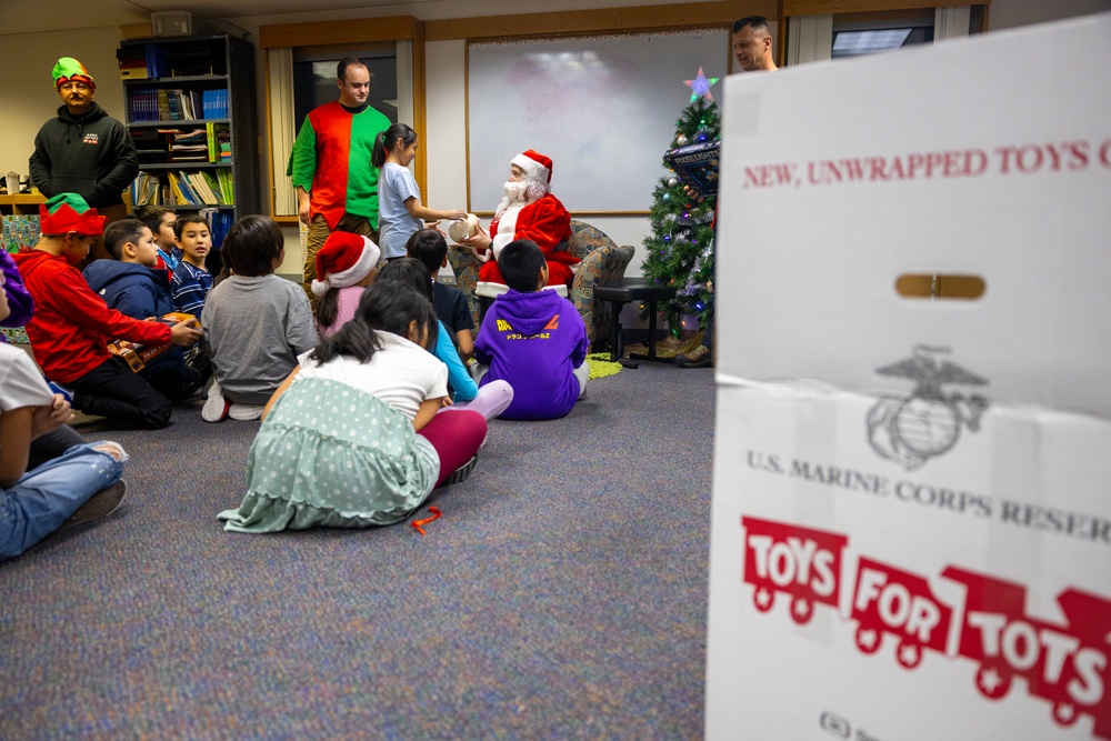 Service Members Deliver Toys in Kotzebue