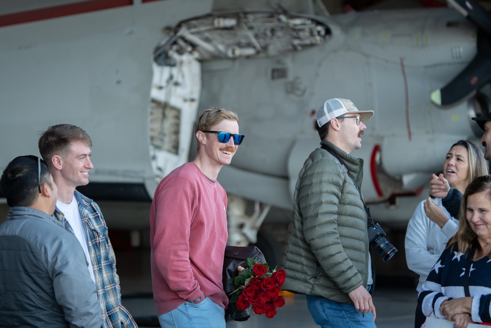 Airborne Command &amp; Control Squadron (VAW) 117 Returns from Deployment in Time for the Holidays