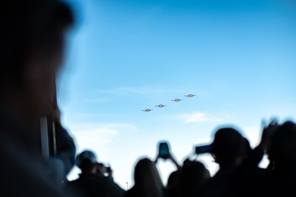 Airborne Command &amp; Control Squadron (VAW) 117 Returns from Deployment in Time for the Holidays