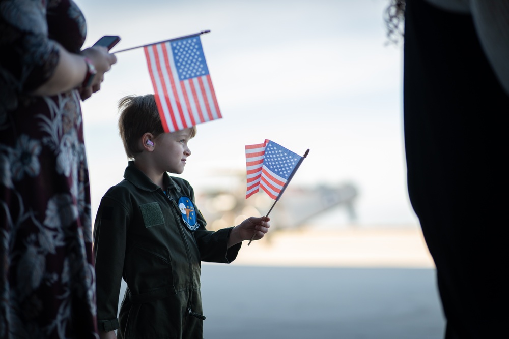 Airborne Command &amp; Control Squadron (VAW) 117 Returns from Deployment in Time for the Holidays