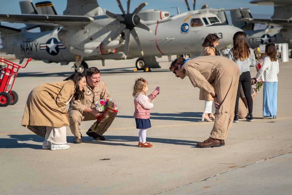 Airborne Command &amp; Control Squadron (VAW) 117 Returns from Deployment in Time for the Holidays