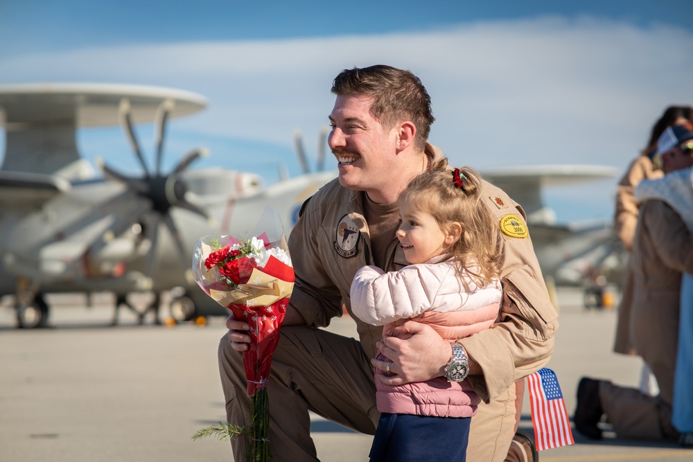 Airborne Command &amp; Control Squadron (VAW) 117 Returns from Deployment in Time for the Holidays