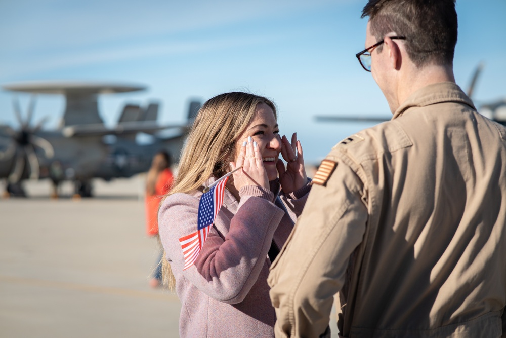 Airborne Command &amp; Control Squadron (VAW) 117 Returns from Deployment in Time for the Holidays