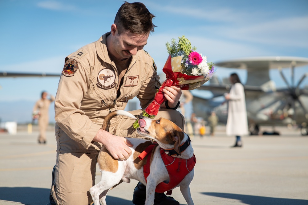 Airborne Command &amp; Control Squadron (VAW) 117 Returns from Deployment in Time for the Holidays