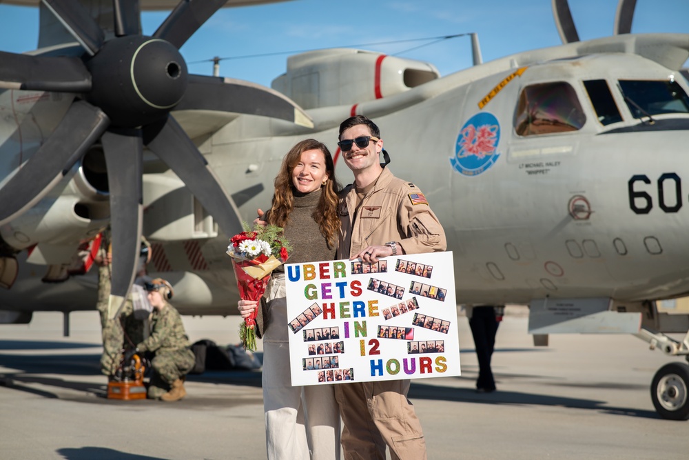 Airborne Command &amp; Control Squadron (VAW) 117 Returns from Deployment in Time for the Holidays