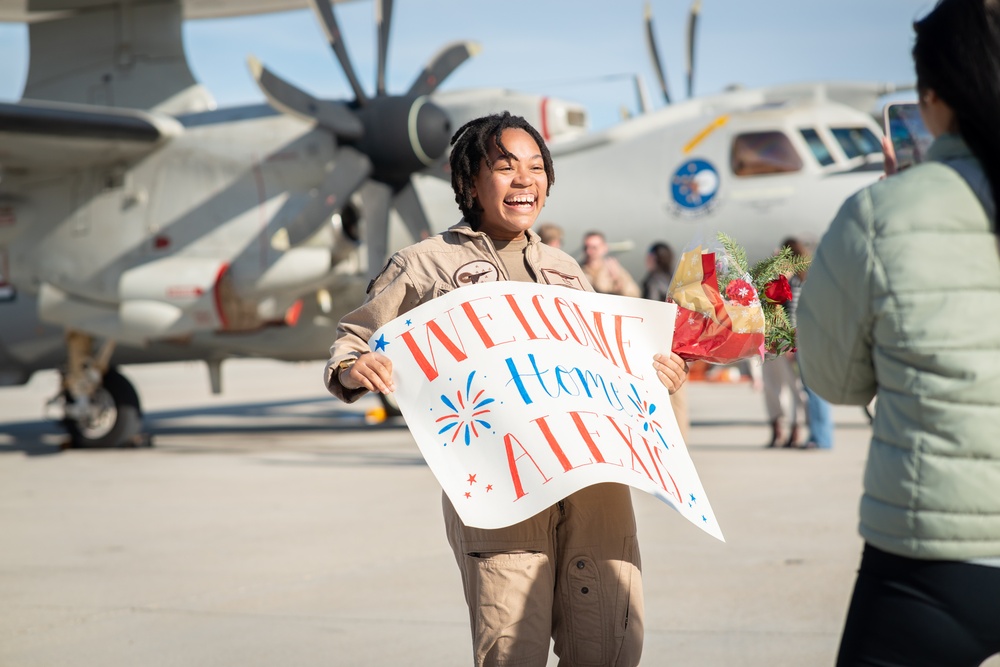 Airborne Command &amp; Control Squadron (VAW) 117 Returns from Deployment in Time for the Holidays