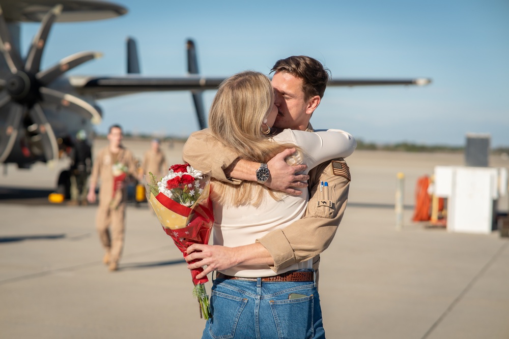 Airborne Command &amp; Control Squadron (VAW) 117 Returns from Deployment in Time for the Holidays