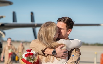 Airborne Command &amp; Control Squadron (VAW) 117 Returns from Deployment in Time for the Holidays