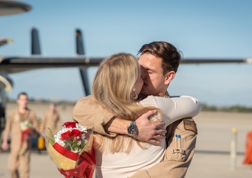Airborne Command &amp; Control Squadron (VAW) 117 Returns from Deployment in Time for the Holidays