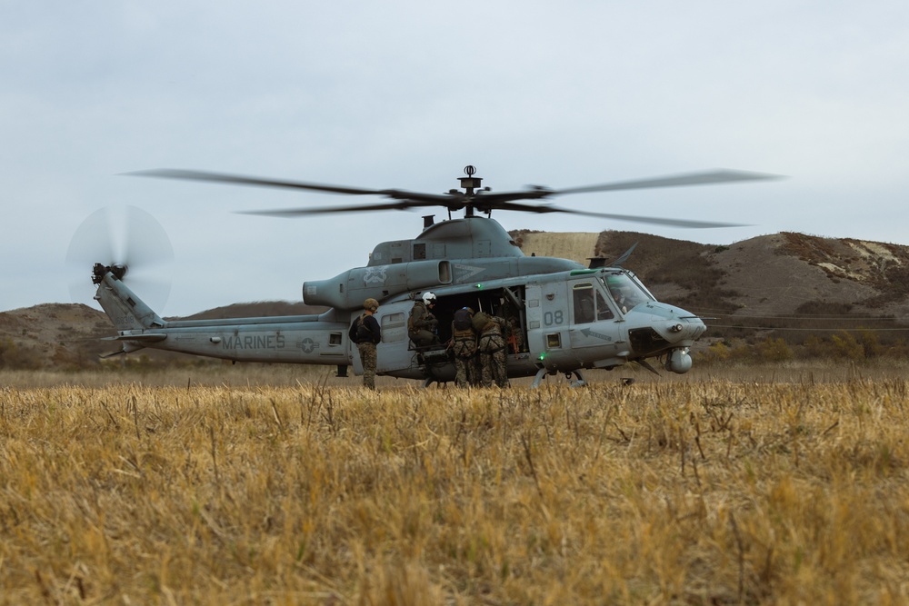 Marines conduct Helicopter Rope Suspension Techniques course with EOTG