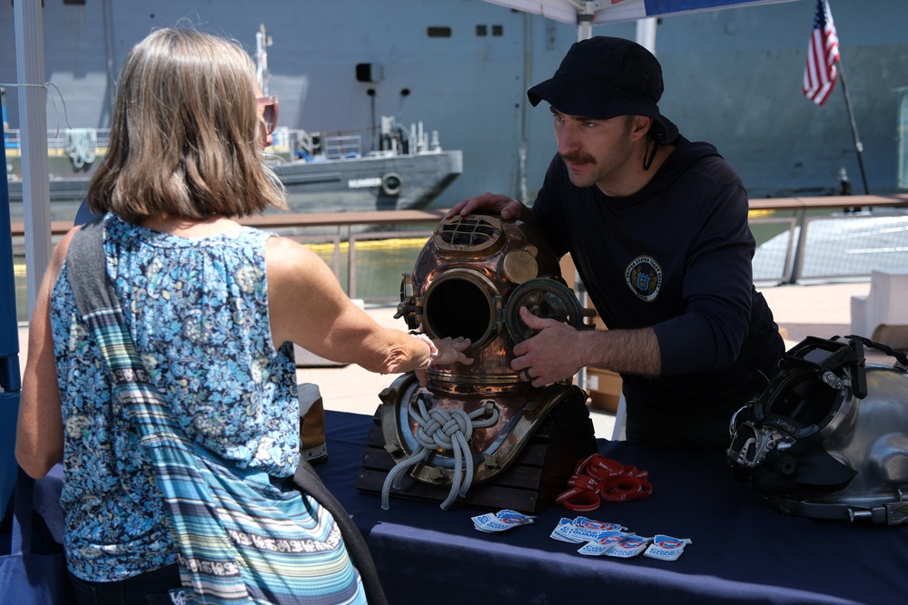 Coast Guard Divers support recruitment during Fleet Week