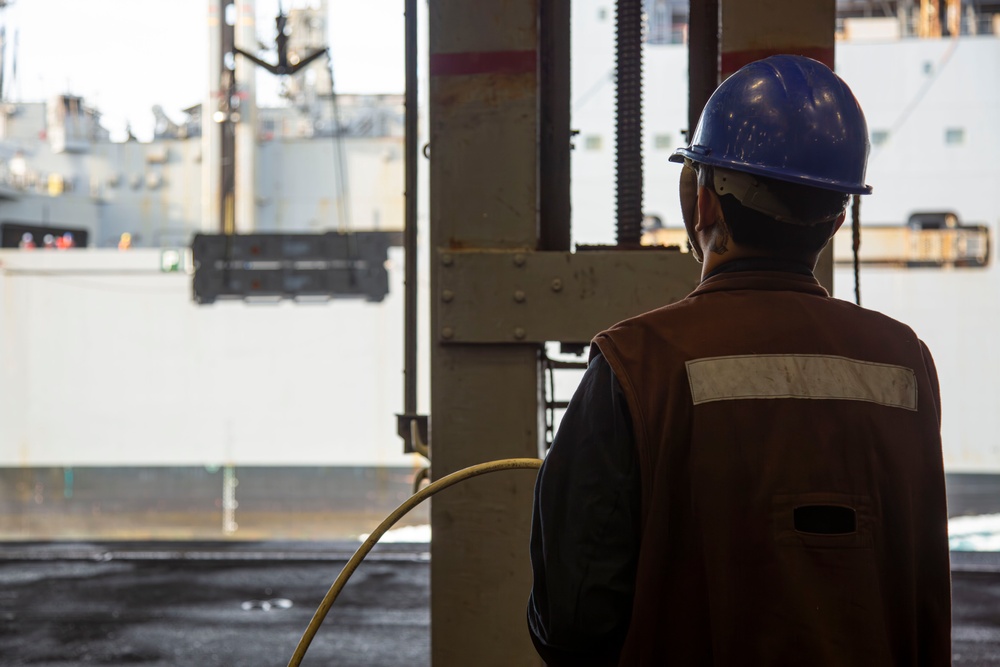 USS Abraham Lincoln conducts ammunition transfer with USNS Washington Chambers