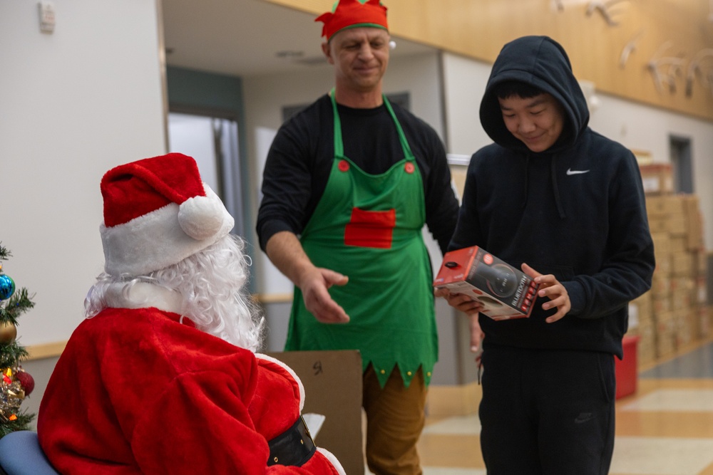 Service Members Deliver Toys in Noatak