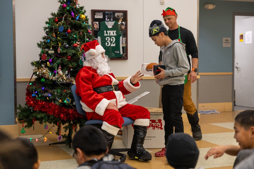 Service Members Deliver Toys in Noatak