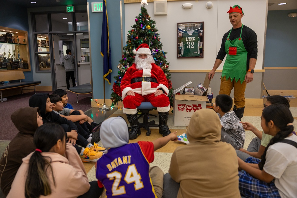 Service Members Deliver Toys in Noatak