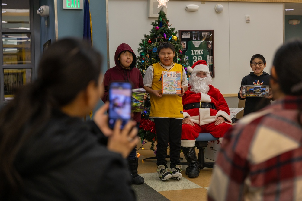 Service Members Deliver Toys in Noatak