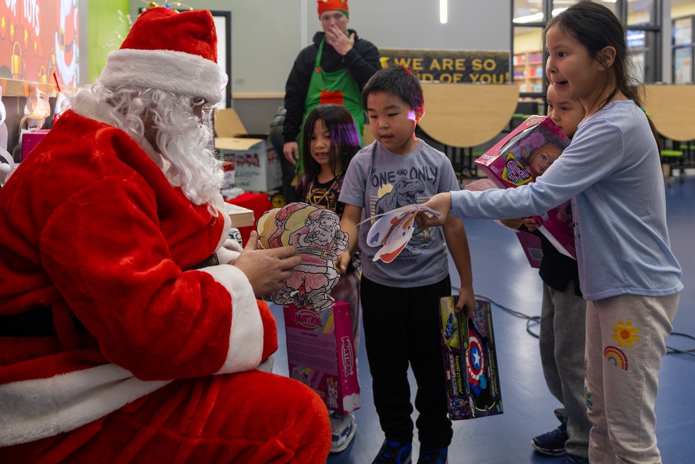 Service Members Deliver Toys in Kivalina